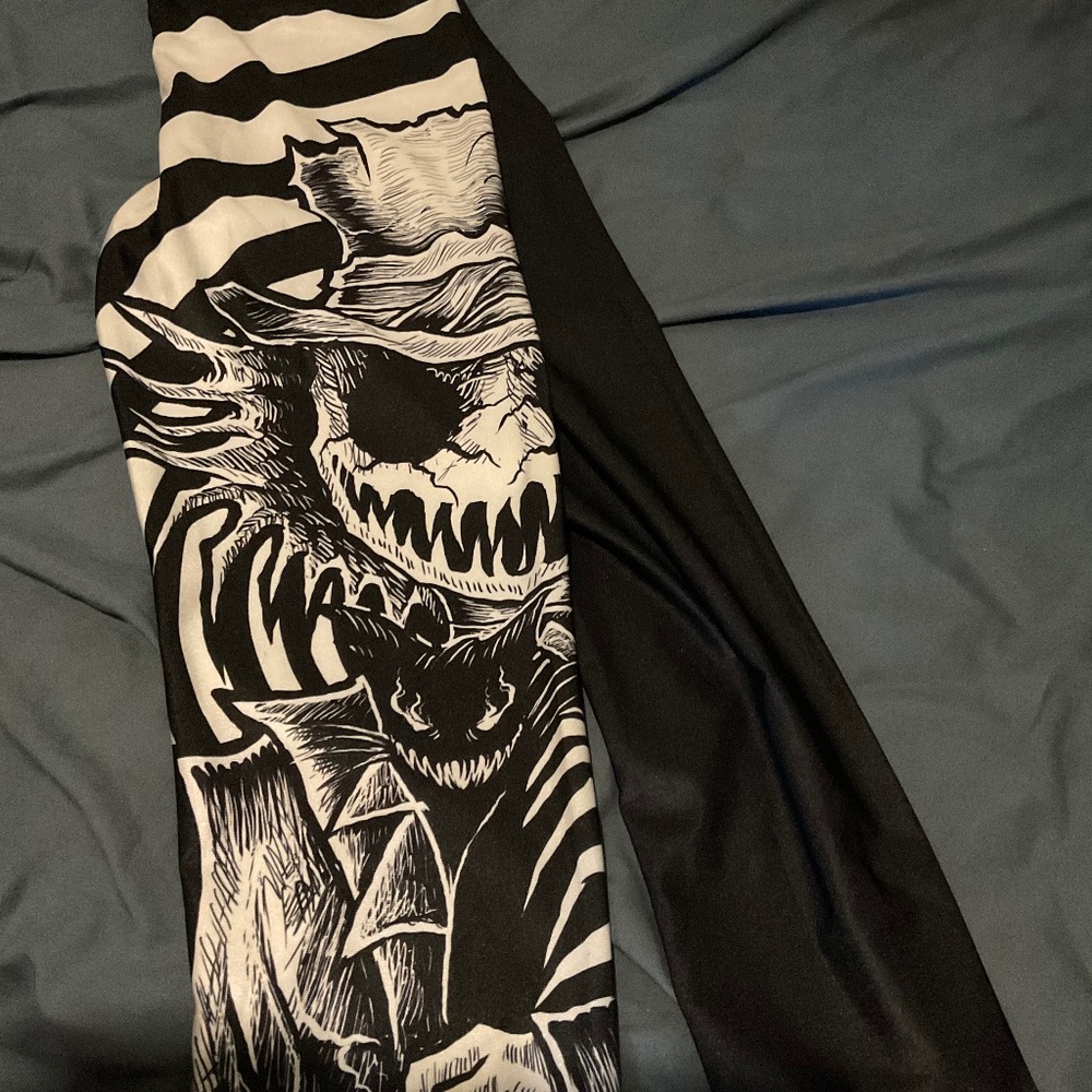 Jack Skellington  Halloween   Leggings . NWT  SIZE  XL ..
